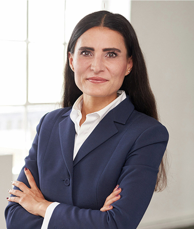 Portrait of Gülen Özaktürk, leadership advisor at Russell Reynolds Associates