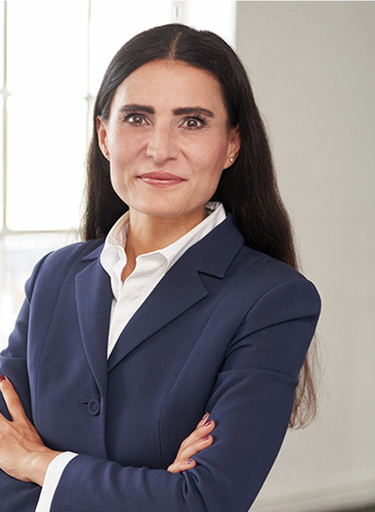 Portrait of Gülen Özaktürk, leadership advisor at Russell Reynolds Associates