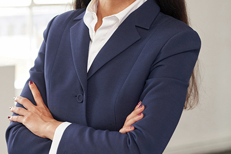 Portrait of Gülen Özaktürk, leadership advisor at Russell Reynolds Associates