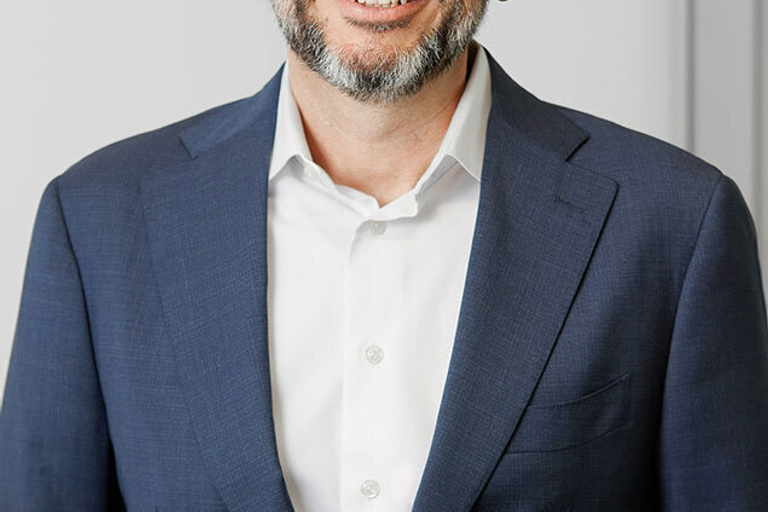 Portrait of Dominik Brülisauer, leadership advisor at Russell Reynolds Associates