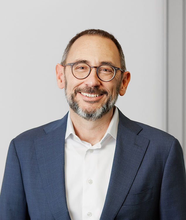 Portrait of Dominik Brülisauer, leadership advisor at Russell Reynolds Associates