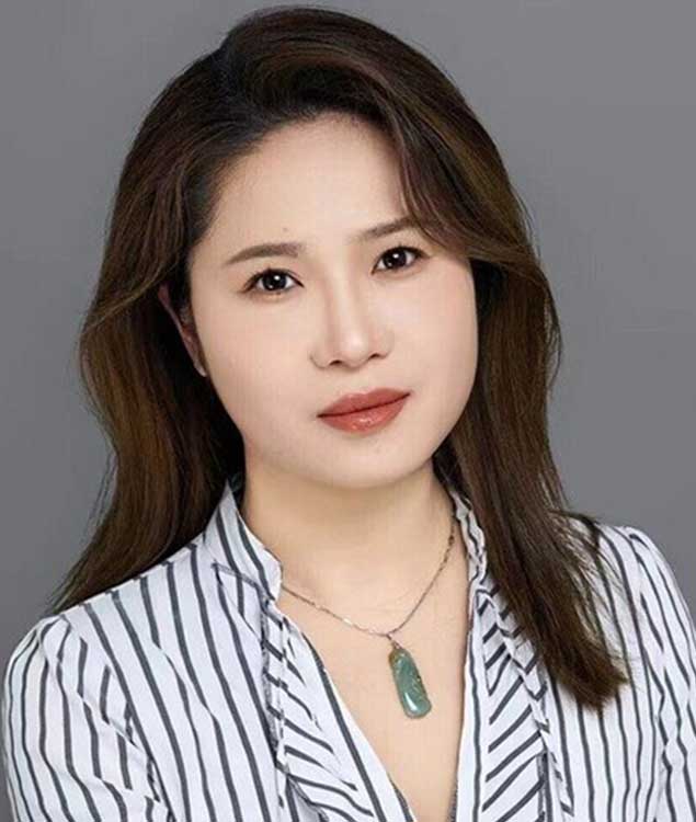 Portrait of Penny Xu, leadership advisor at Russell Reynolds Associates